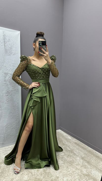 Abito da sera in raso color kaki con dettagli in busto e vita impreziositi da pietre 