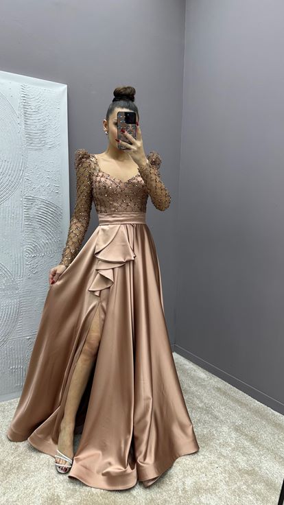 فستان سهرة من الساتان البيج مزين بأحجار على الصدر والخصر 