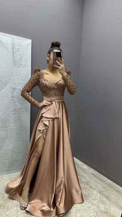 فستان سهرة من الساتان البيج مزين بأحجار على الصدر والخصر 