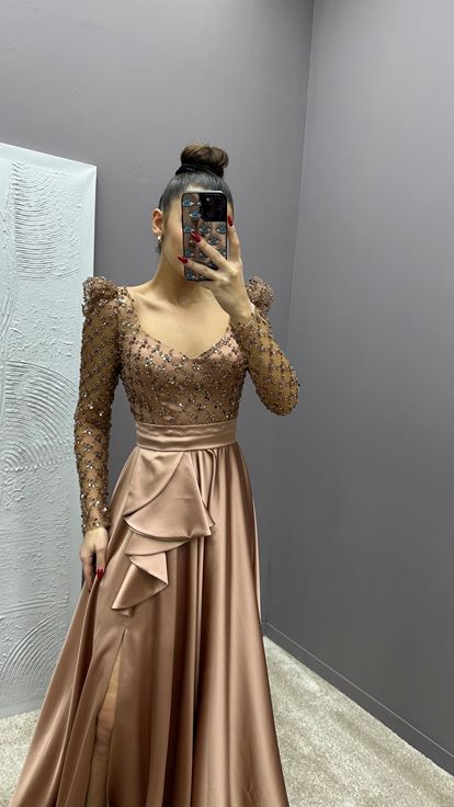 فستان سهرة من الساتان البيج مزين بأحجار على الصدر والخصر 