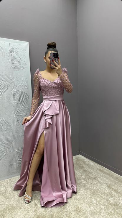 فستان سهرة من الساتان بلون وردي فاتح مزين بتفاصيل أنيقة على الصدر والخصر 
