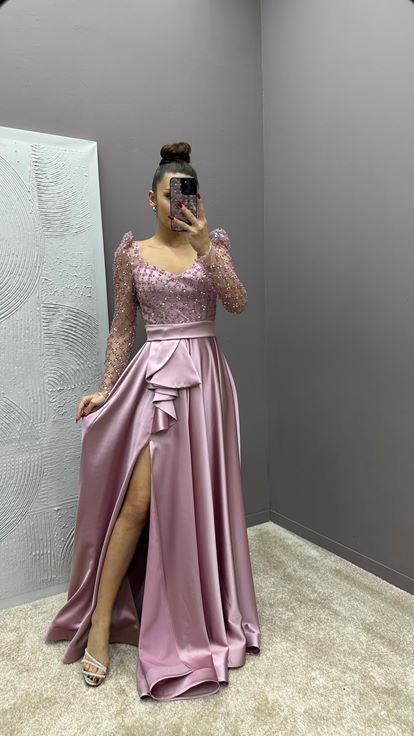 فستان سهرة من الساتان بلون وردي فاتح مزين بتفاصيل أنيقة على الصدر والخصر 