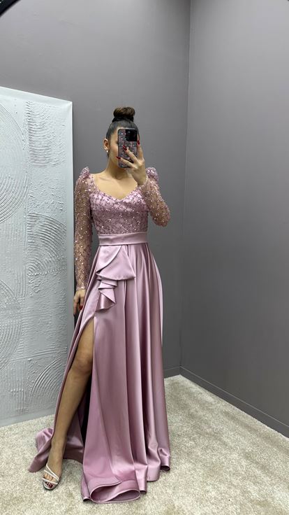 فستان سهرة من الساتان بلون وردي فاتح مزين بتفاصيل أنيقة على الصدر والخصر 