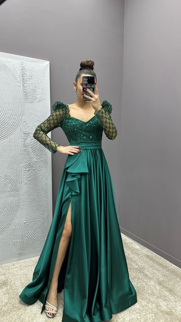 Abendkleid aus smaragdgrünem Satin mit Steinbestickung an der Taille und Detaildesign auf der Brust