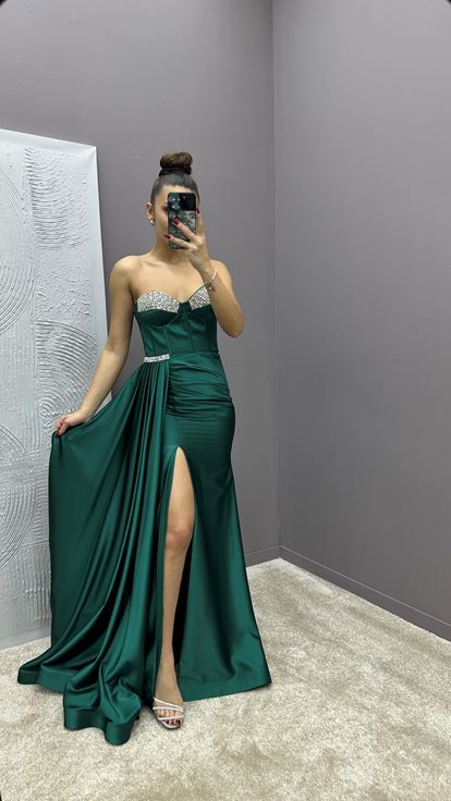 Abito da sera in raso verde smeraldo senza spalline con dettaglio ricamato in vita 