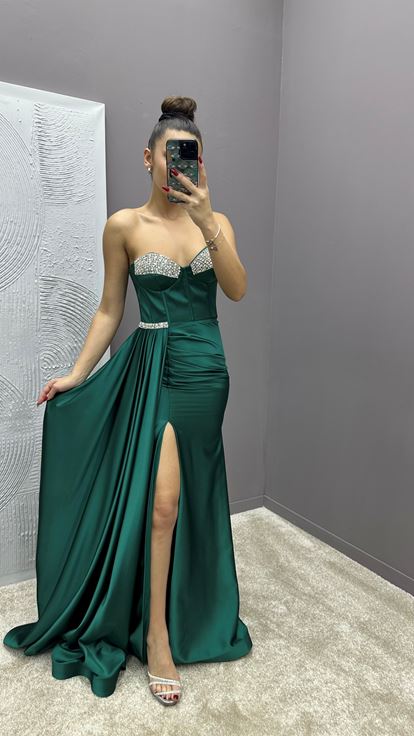 Abito da sera in raso verde smeraldo senza spalline con dettaglio ricamato in vita 