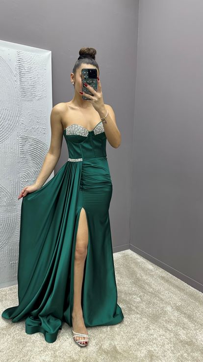 Abito da sera in raso verde smeraldo senza spalline con dettaglio ricamato in vita 