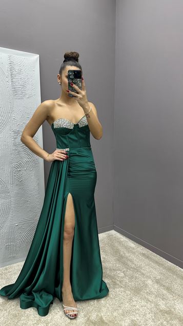 Smaragdgrünes, trägerloses Abendkleid aus Satin mit bestickter Taille und Detaildesign