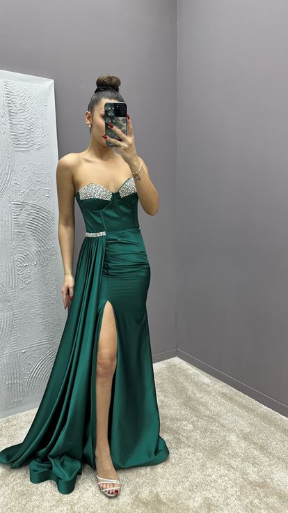 Abito da sera in raso verde smeraldo senza spalline con dettaglio ricamato in vita 