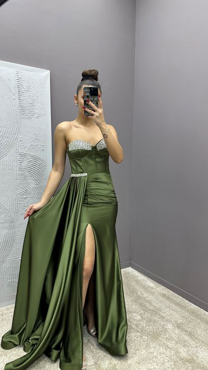 Abito da sera in raso color kaki senza spalline con dettaglio ricamato in vita 