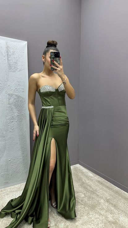 Abito da sera in raso color kaki senza spalline con dettaglio ricamato in vita 