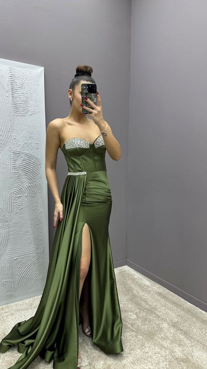 Abito da sera in raso color kaki senza spalline con dettaglio ricamato in vita 