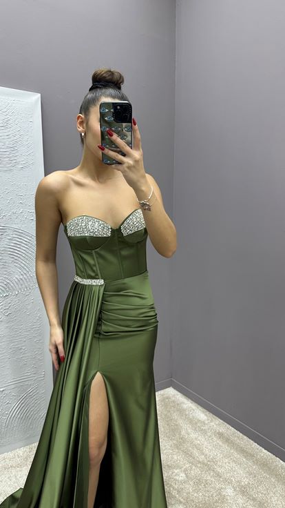 Abito da sera in raso color kaki senza spalline con dettaglio ricamato in vita 