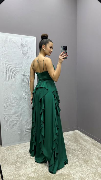 Vestido de diseño con detalle de cintura drapeado con correa de cuerda verde esmeralda