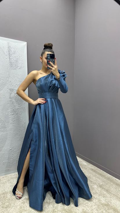 Abito da sera monospalla in raso color indaco con dettaglio a rosa sulla spalla 