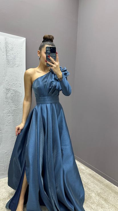 Abito da sera monospalla in raso color indaco con dettaglio a rosa sulla spalla 