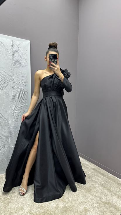 Abito da sera nero monospalla in raso con dettaglio a rosa sulla spalla