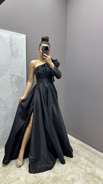 Abito da sera nero monospalla in raso con dettaglio a rosa sulla spalla