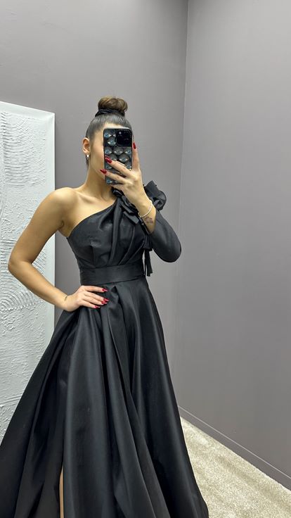 Abito da sera nero monospalla in raso con dettaglio a rosa sulla spalla