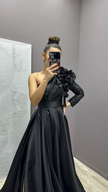 Abito da sera nero monospalla in raso con dettaglio a rosa sulla spalla
