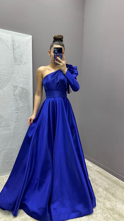 Abito da sera in raso monospalla con dettaglio a rosa e spallina con zaffiro