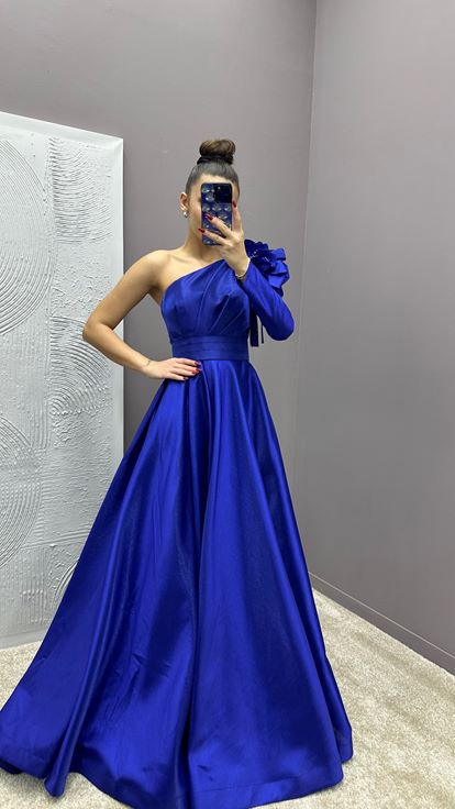 Abito da sera in raso monospalla con dettaglio a rosa e spallina con zaffiro