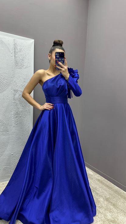 Abito da sera in raso monospalla con dettaglio a rosa e spallina con zaffiro