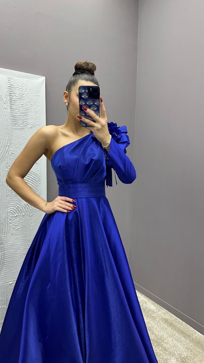 Abito da sera in raso monospalla con dettaglio a rosa e spallina con zaffiro