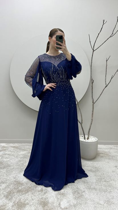 Vestido de diseñador azul marino de talla grande con mangas abullonadas y detalles bordados 