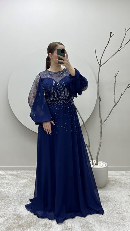 Vestido de diseñador azul marino de talla grande con mangas abullonadas y detalles bordados 