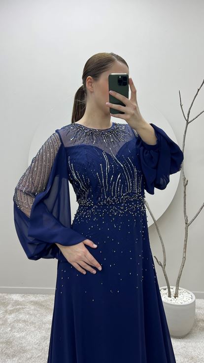 Vestido de diseñador azul marino de talla grande con mangas abullonadas y detalles bordados 