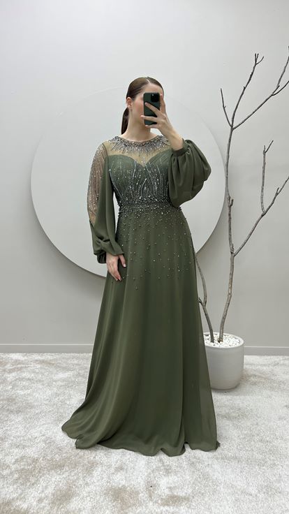 Abito da sera taglie forti color kaki con maniche a palloncino e dettagli ricamati 