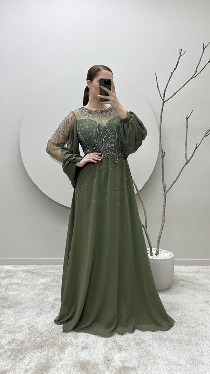 Abito da sera taglie forti color kaki con maniche a palloncino e dettagli ricamati 