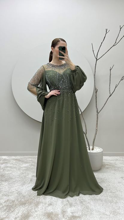 Abito da sera taglie forti color kaki con maniche a palloncino e dettagli ricamati 