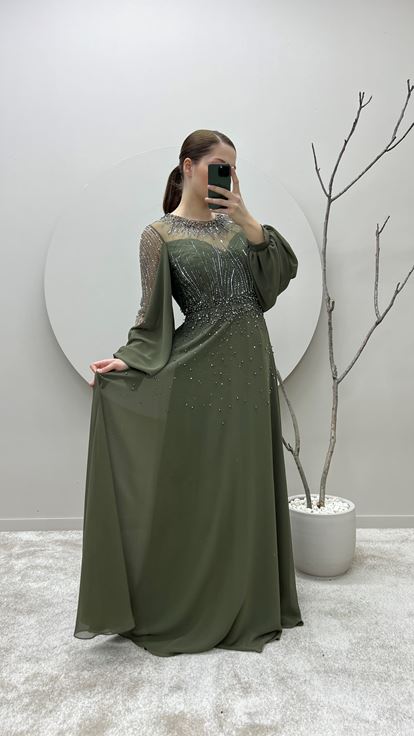 Abito da sera taglie forti color kaki con maniche a palloncino e dettagli ricamati 