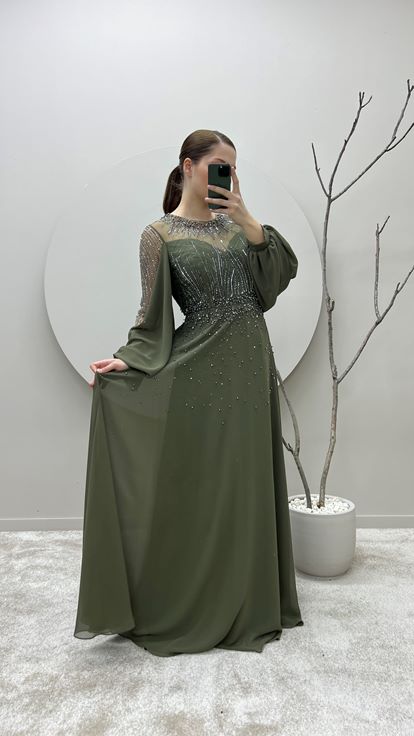 Abito da sera taglie forti color kaki con maniche a palloncino e dettagli ricamati 