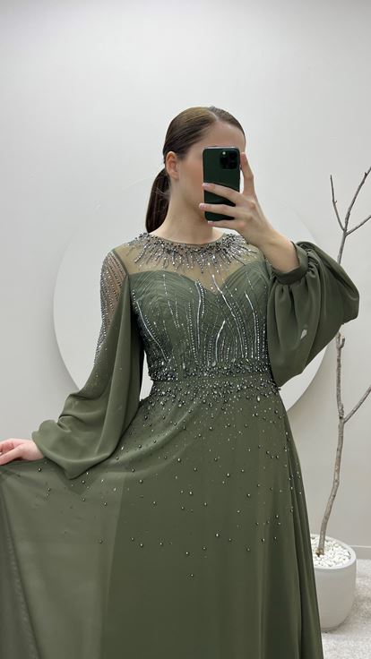 Abito da sera taglie forti color kaki con maniche a palloncino e dettagli ricamati 