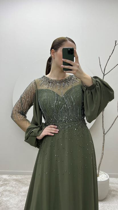 Abito da sera taglie forti color kaki con maniche a palloncino e dettagli ricamati 