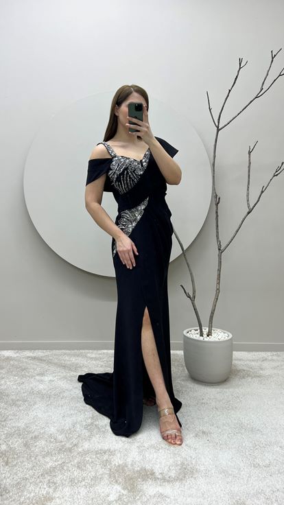 Siyah Omuz Detay İşlemeli Drapeli Büyük Beden Tasarım Elbise