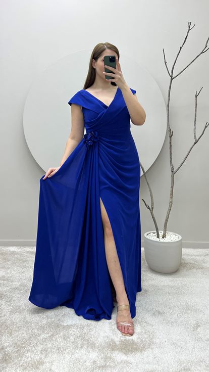 Saks Abendkleid in Übergröße mit Wickelausschnitt  Taillendetail