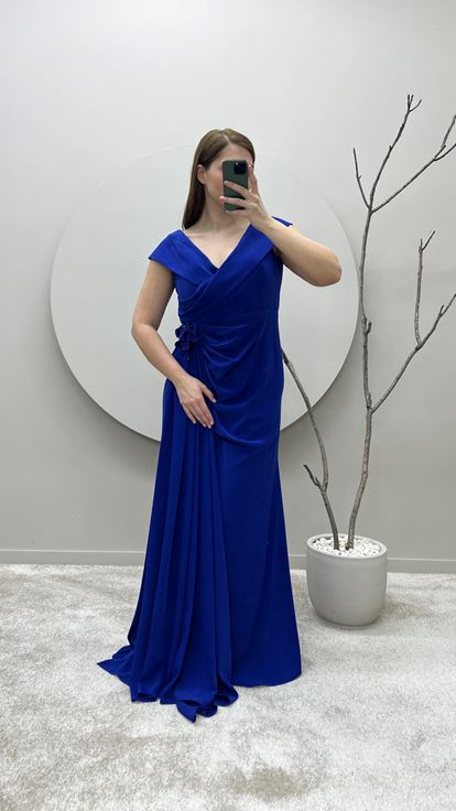 Saks Abendkleid in Übergröße mit Wickelausschnitt  Taillendetail