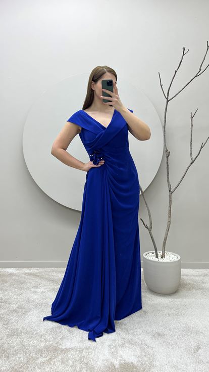 Saks Abendkleid in Übergröße mit Wickelausschnitt  Taillendetail