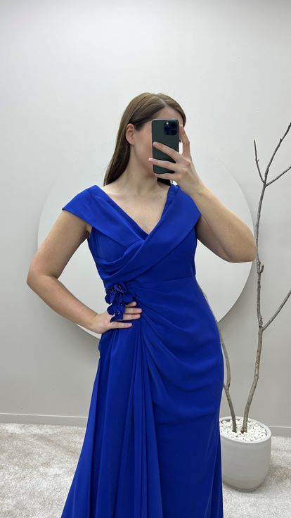 Saks Abendkleid in Übergröße mit Wickelausschnitt  Taillendetail