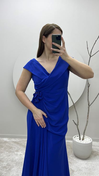 Saks Abendkleid in Übergröße mit Wickelausschnitt  Taillendetail