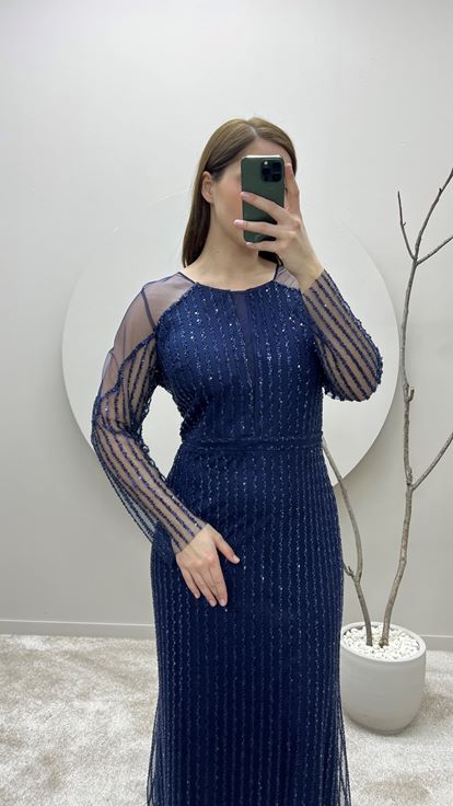 Marineblaues Designer Abendkleid in großen Größen mit besticktem Brustbereich