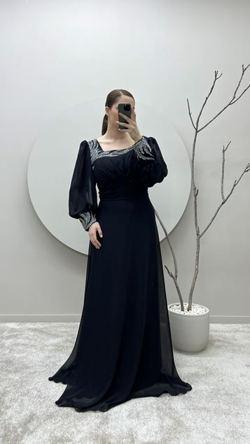 Siyah Balon Kol Göğsü Ve Kolları İşlemeli Büyük Beden Tasarım Elbise