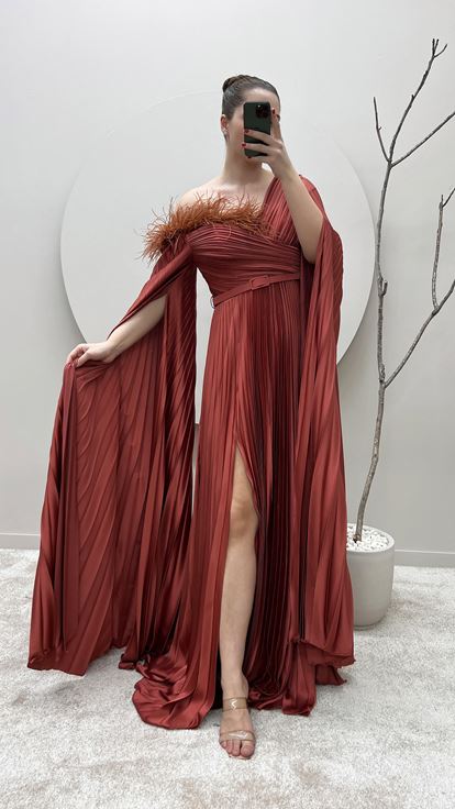 فستان سهرة من الساتان بمقاسات كبيرة بتصميم مطوي من الريش على الكتفين