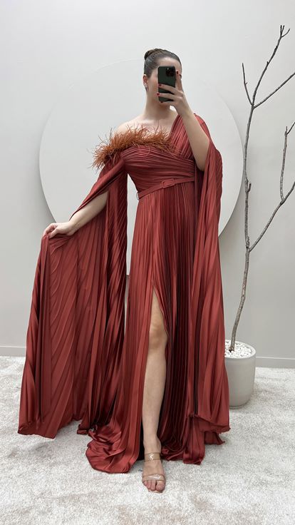 فستان سهرة من الساتان بمقاسات كبيرة بتصميم مطوي من الريش على الكتفين