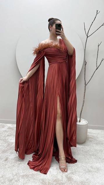 Abendkleid aus Satin mit ziegelsteinfarbenen Schultern und Federfalten in Übergröße