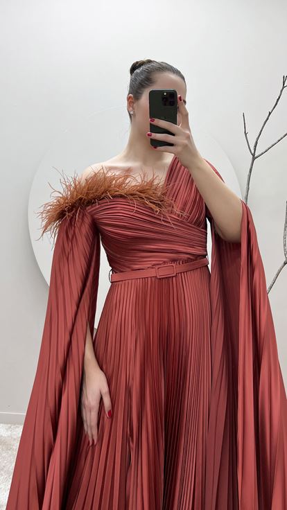 فستان سهرة من الساتان بمقاسات كبيرة بتصميم مطوي من الريش على الكتفين